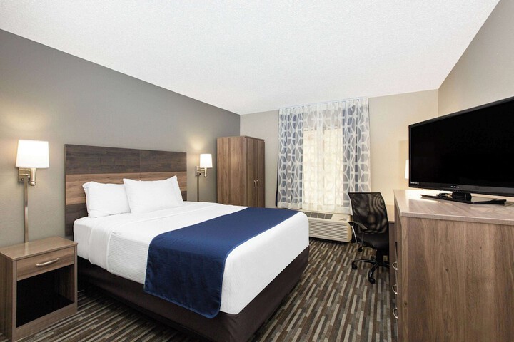 1 Queen Bed (11 of 22)