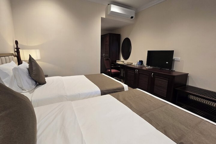 Room 12 of 99