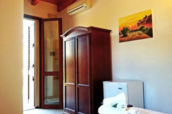 Room 12 of 16