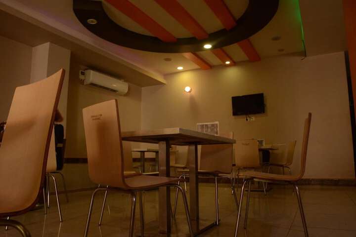 Dining 22 of 32