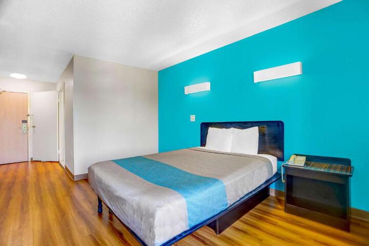 1 Queen Bed (8 of 18)