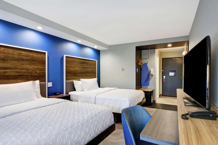 2 Queen Beds (1 of 4)