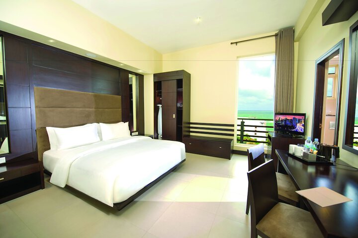 Room 6 of 33