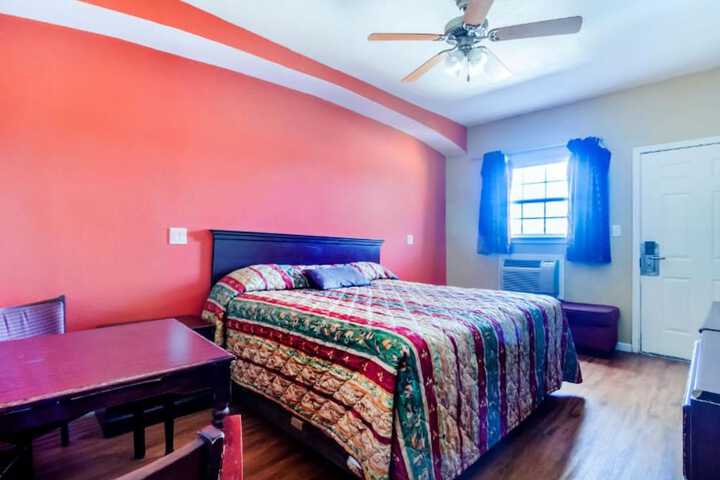 1 King Bed (3 of 7)
