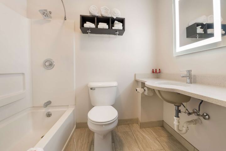 1 King Bed Work Desk High Speed Internet Accessible Microwave and Refrigerator, Coffee M (2 of 18)