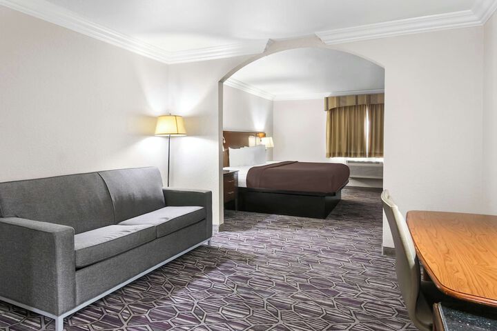 1 King Bed Microwave and Refrigerator Full Breakfast (2 of 19)