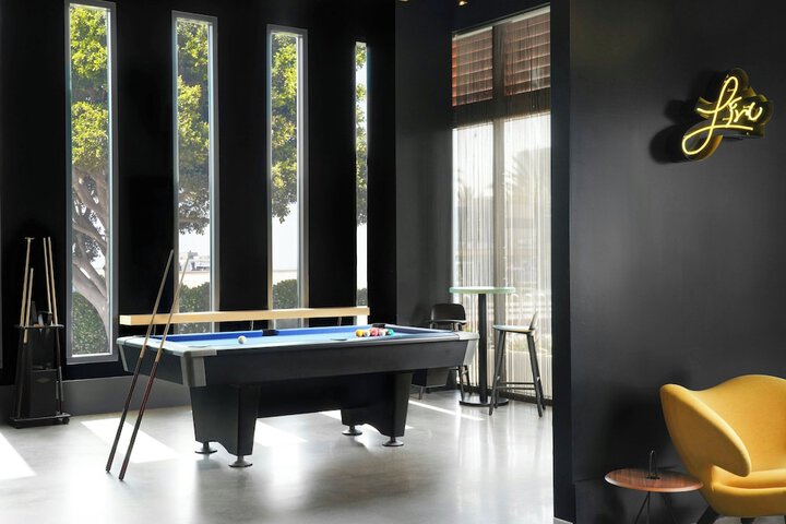 Lobby lounge