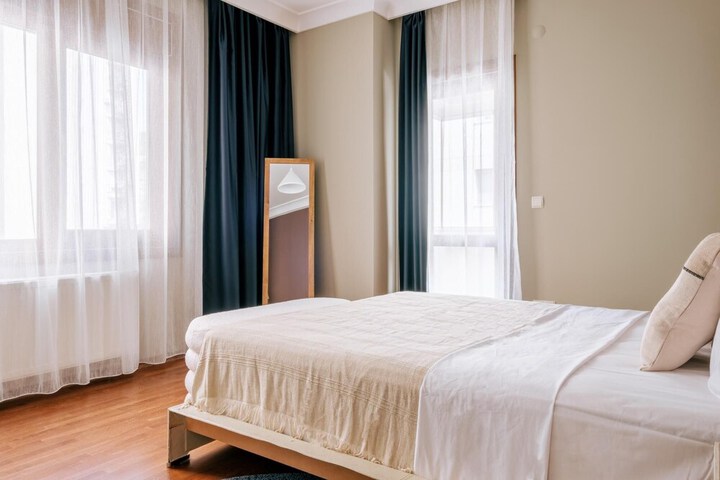 Stylish Retreat w Balcony 2 min to Bagdat Ave