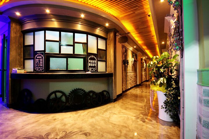 Hotel Interior 7 of 80