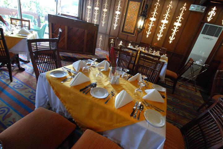 Dining 2 of 7