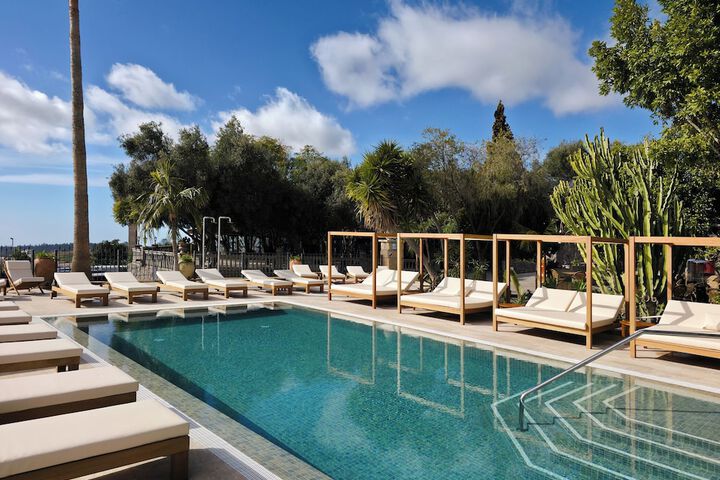 Hotel with Pool