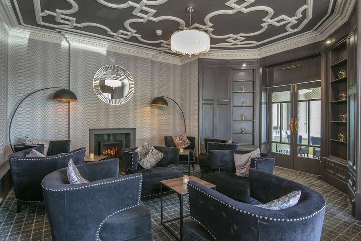 Lounge 77 of 86