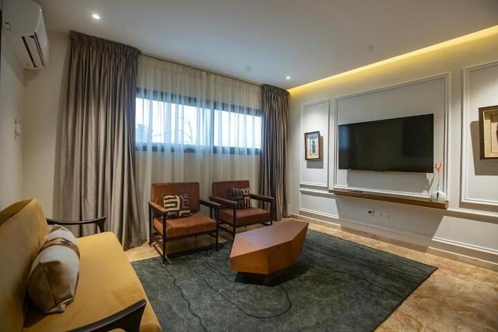 Room 6 of 14