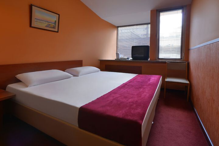 Room 28 of 60