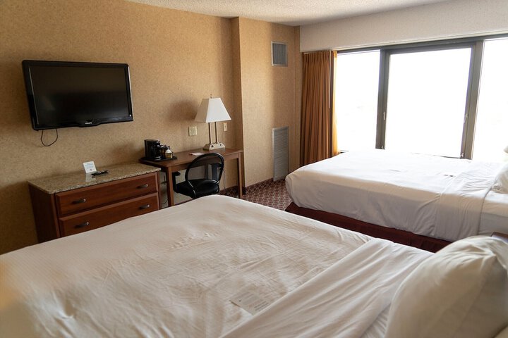 1 Queen Bed Accessible Refrigerator, Microwave (8 of 10)