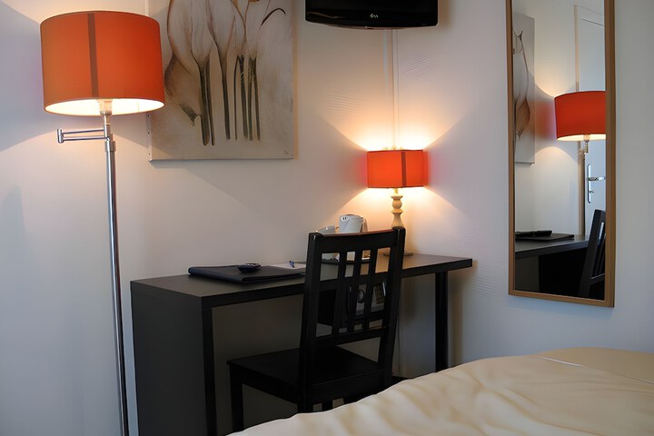 Room 9 of 42