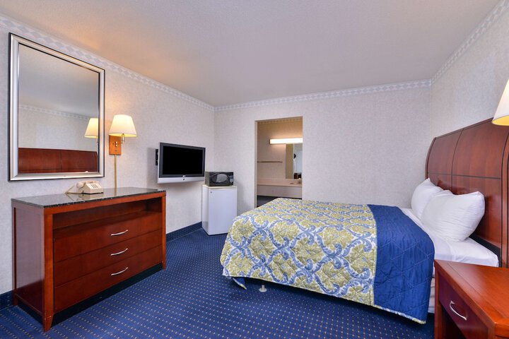 1 Queen Bed (3 of 13)