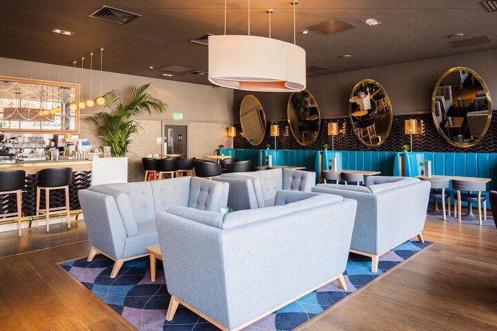 Lounge 94 of 113