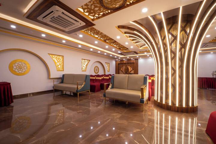 Ballroom/Hall 18 of 19