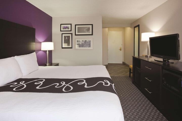 1 King Bed Accessible (10 of 18)