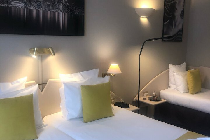 Room 52 of 106
