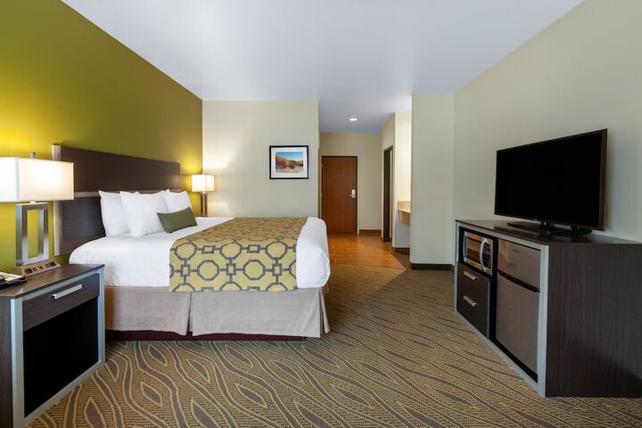 1 King Bed (2 of 24)
