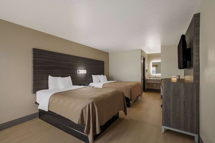 2 Double Beds (6 of 10)