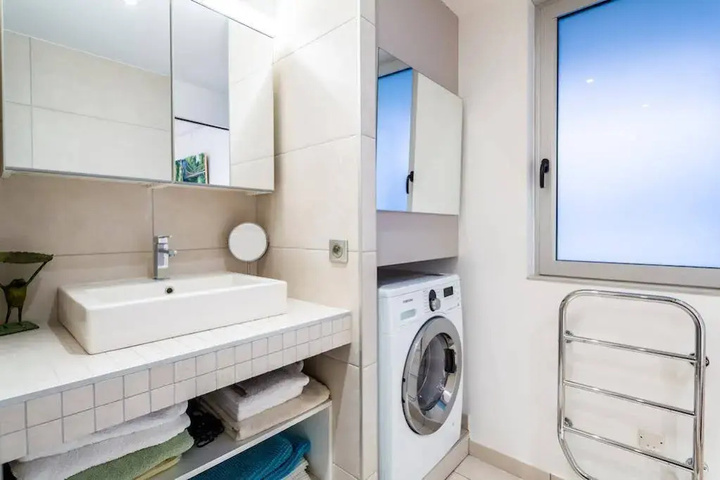 Room 9 of 18