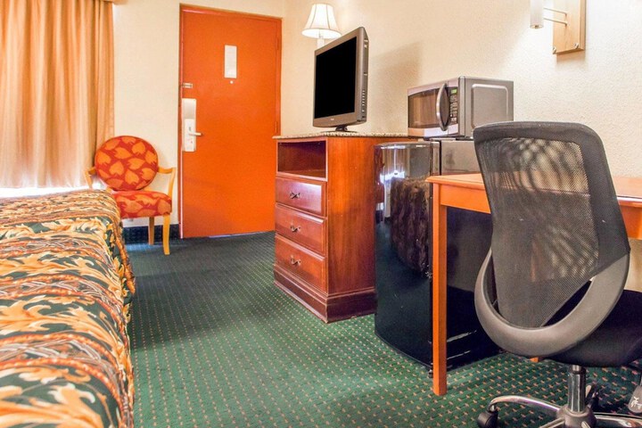 Queen Bed Accessible (3 of 9)