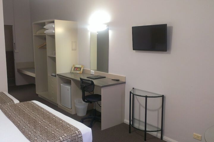 Room 11 of 38