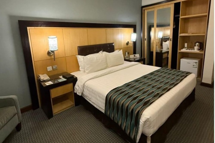 Room 5 of 11
