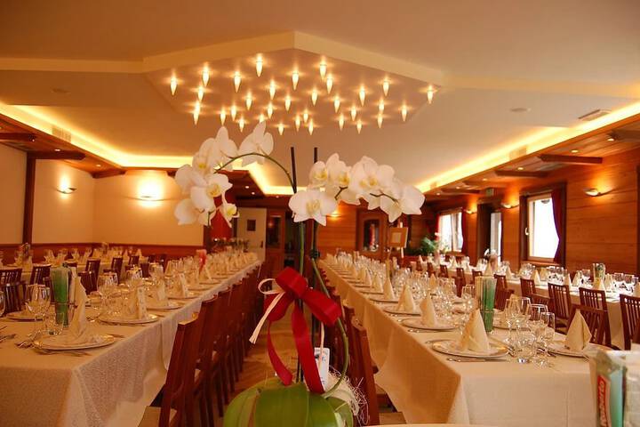 Ballroom/Hall 52 of 61