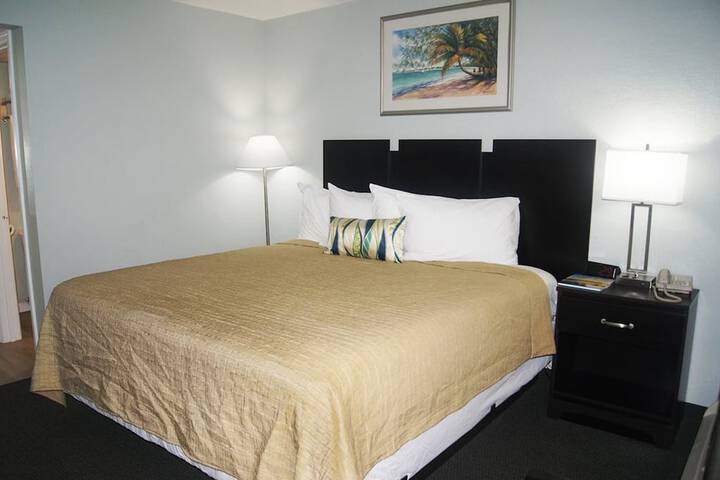 2 Bedrooms 1 King and 2 Queen Beds Side View (6 of 13)
