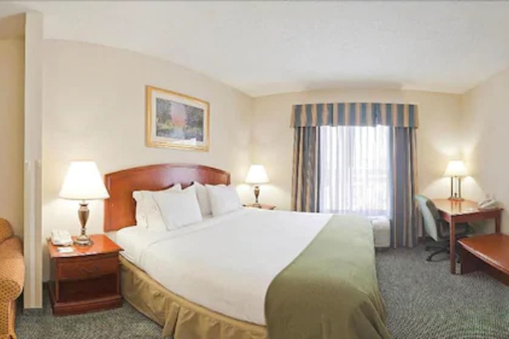 1 King Bed (10 of 23)