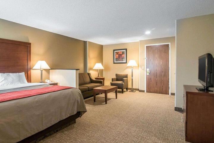 1 King Bed (3 of 20)