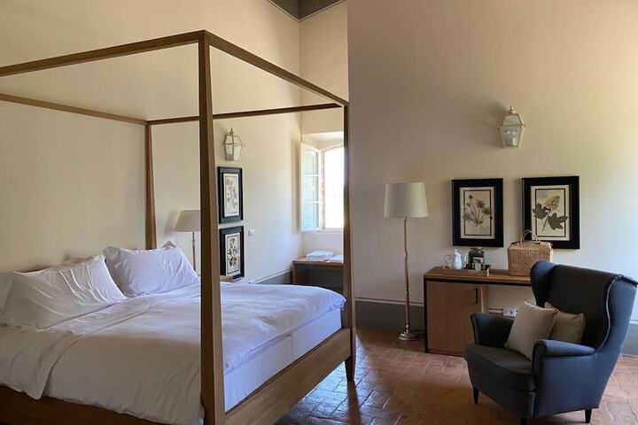 Room 16 of 98