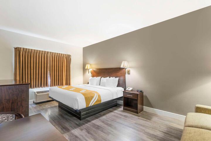 1 King Bed (4 of 8)