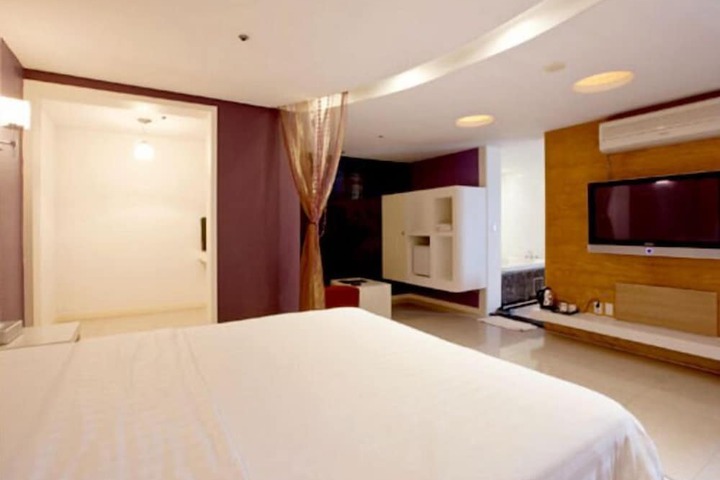 Room 6 of 51