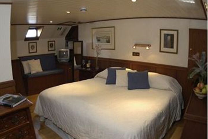 Room 6 of 9