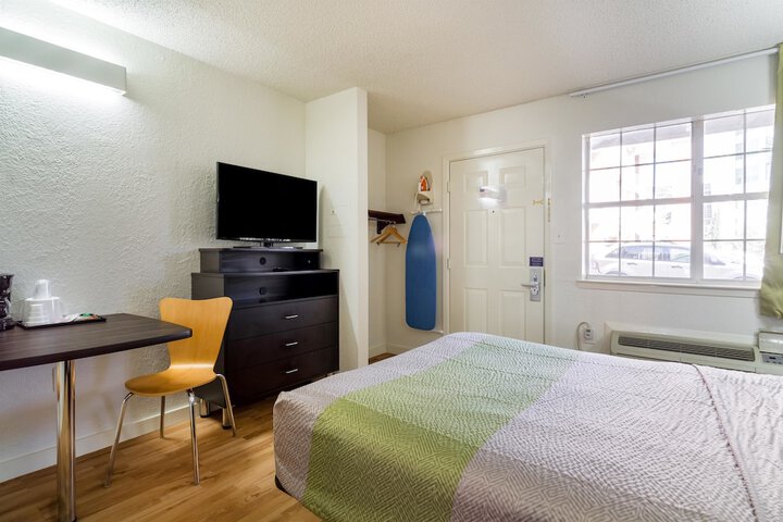 Deluxe King Room (4 of 13)
