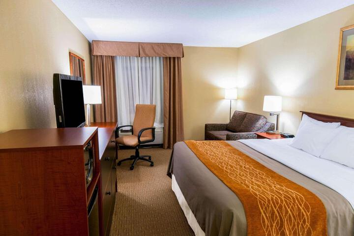 1 King Bed (3 of 9)
