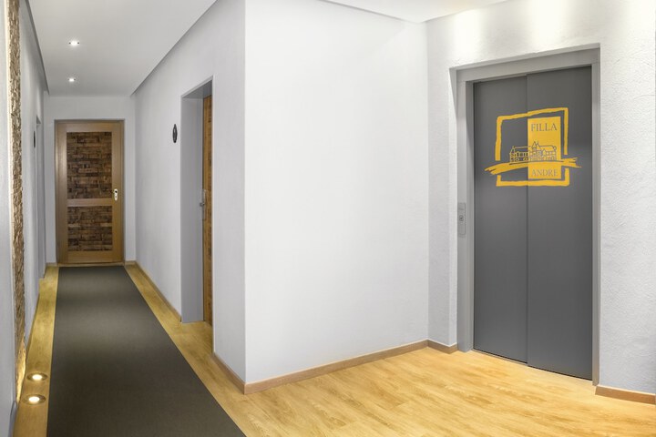 Ballroom/Hall 29 of 33