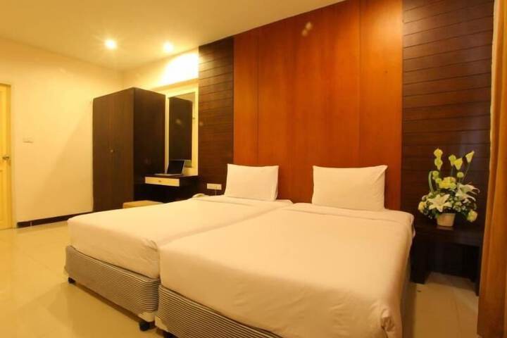 Room 6 of 13