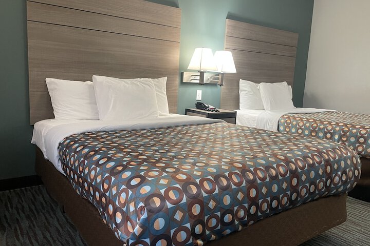 Double Room 2 Queen Beds Refrigerator, Microwave (12 of 15)