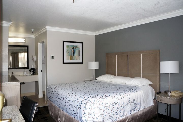 Queen Bed Accessible (29 of 45)