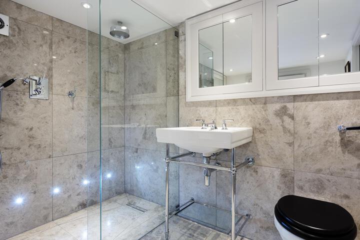 Veeve Luxurious 4 Bed 4 Bath Home in The Heart of Hampstead
