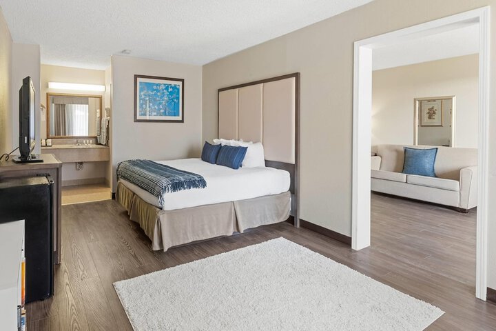 Room 7 of 12