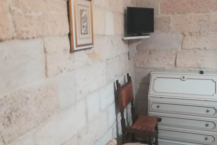 Room 10 of 28