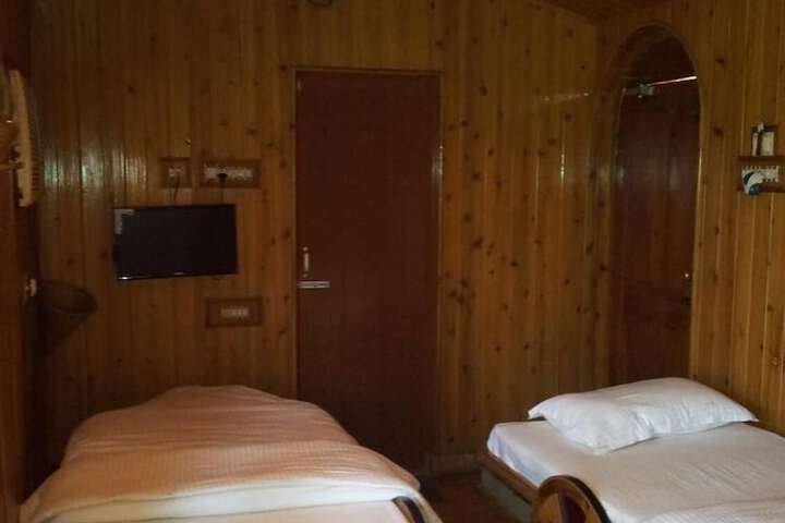Room 7 of 16