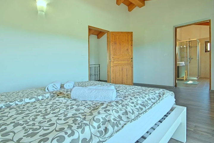 Room 4 of 22